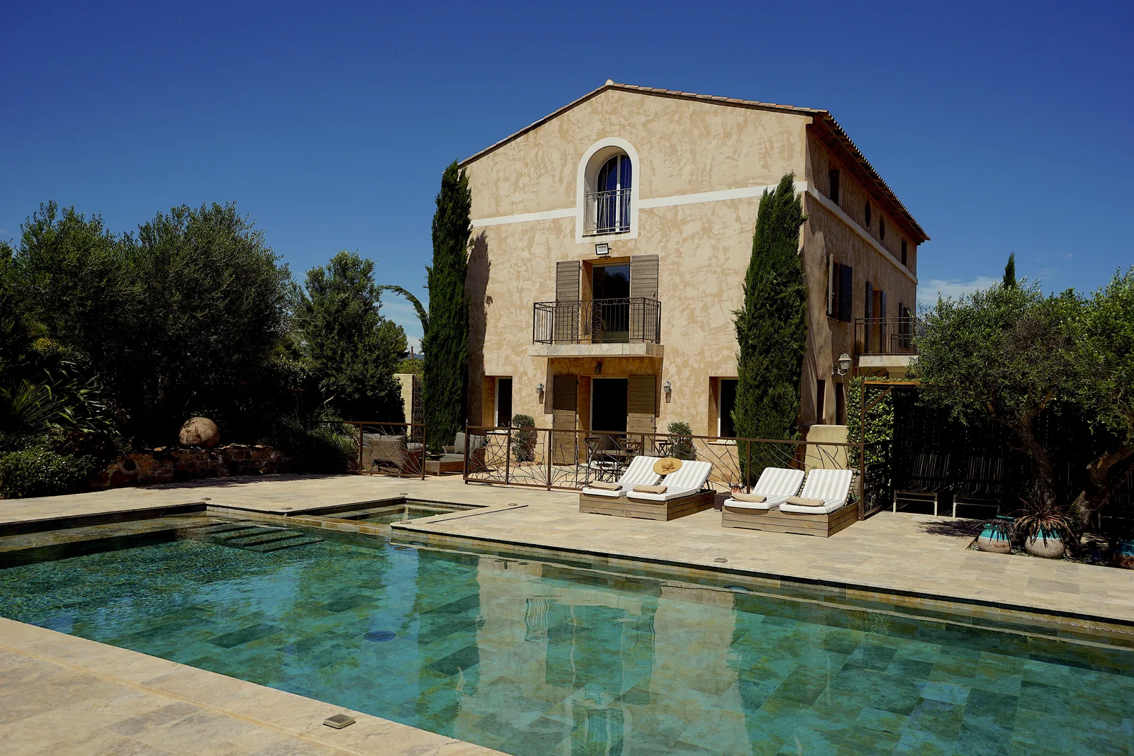 La bastide et sa piscine, entourées de végétation