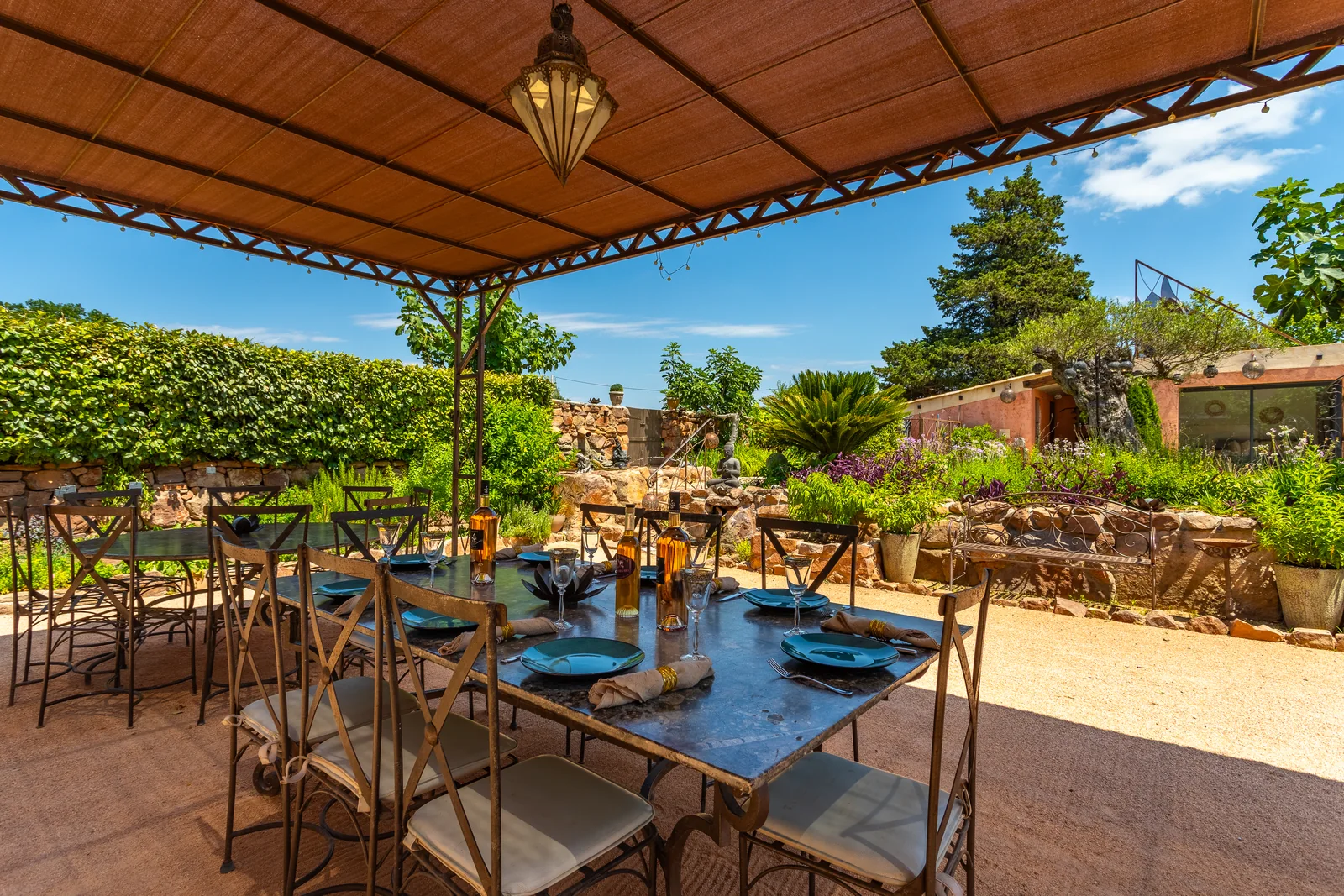 La grande table dressée sous la terrasse couverte